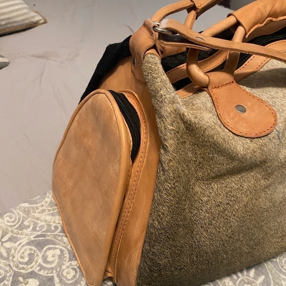 Cowhide leather duffel bag NWOT - Picture 4 of 5